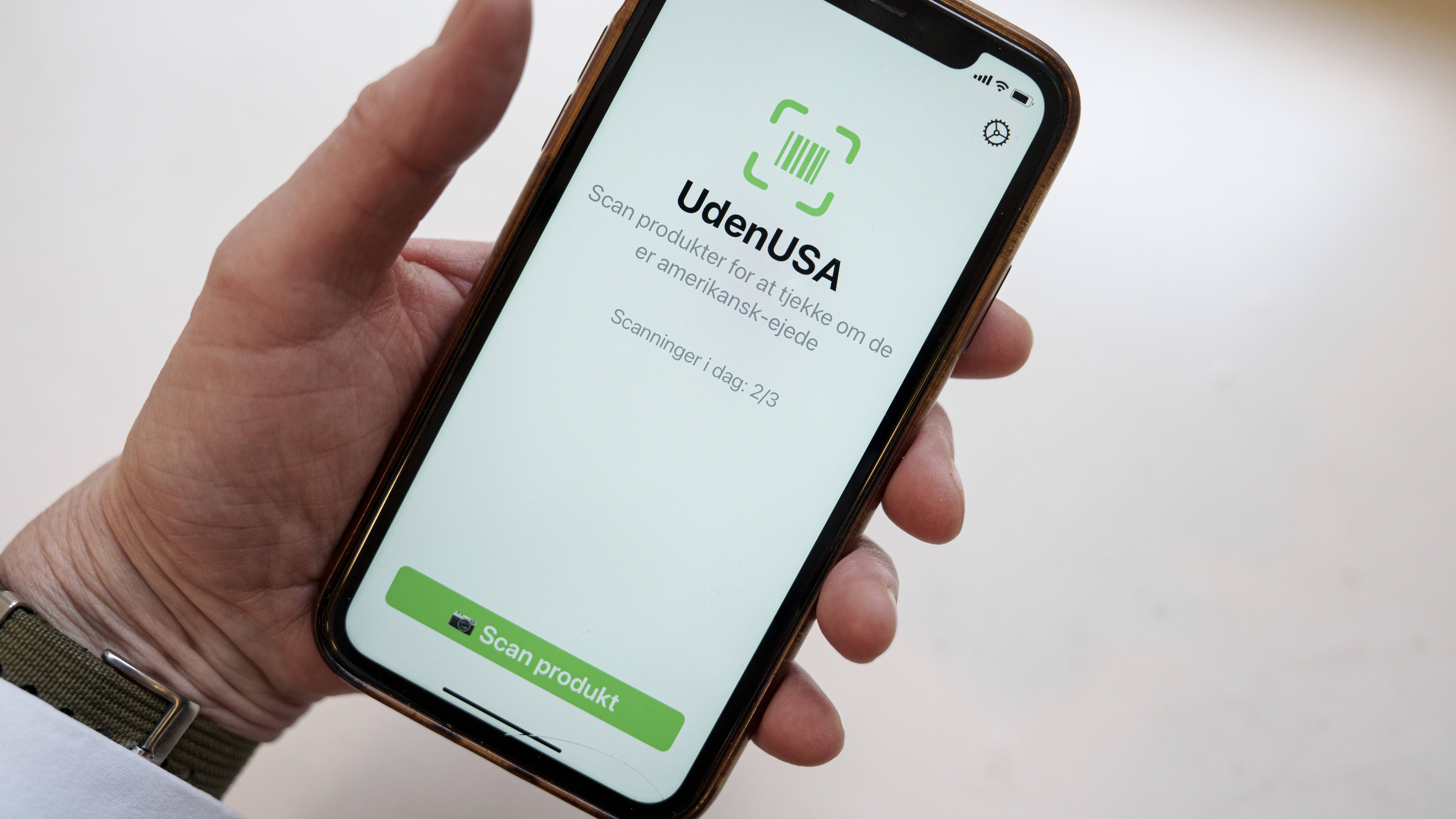 Die App UdenUSA ist auf einem Smartphone zu sehen