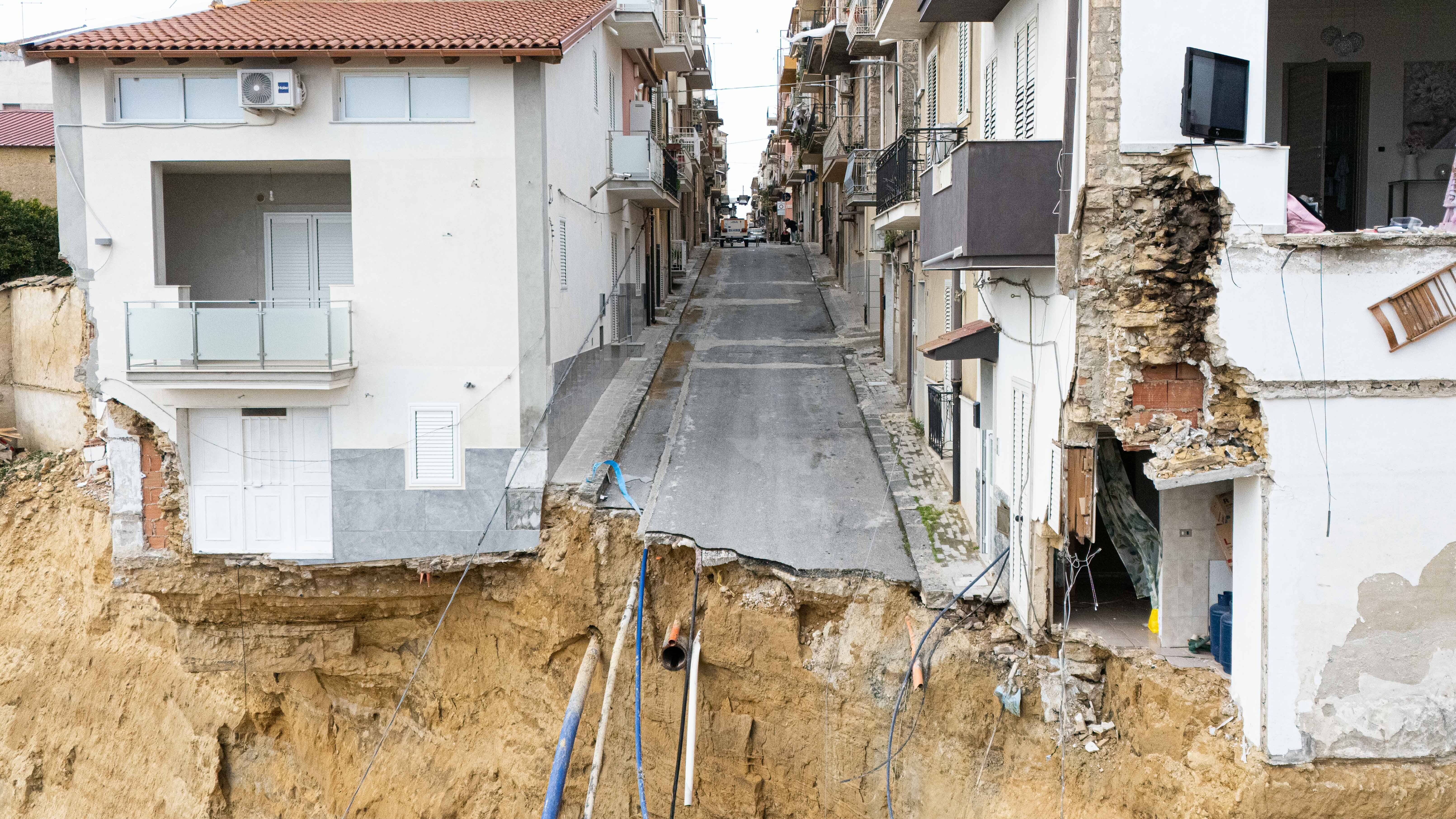 Ein Erdrutsch reißt in der sizilianischen Kleinstadt Niscemi Häuser in die Tiefe.