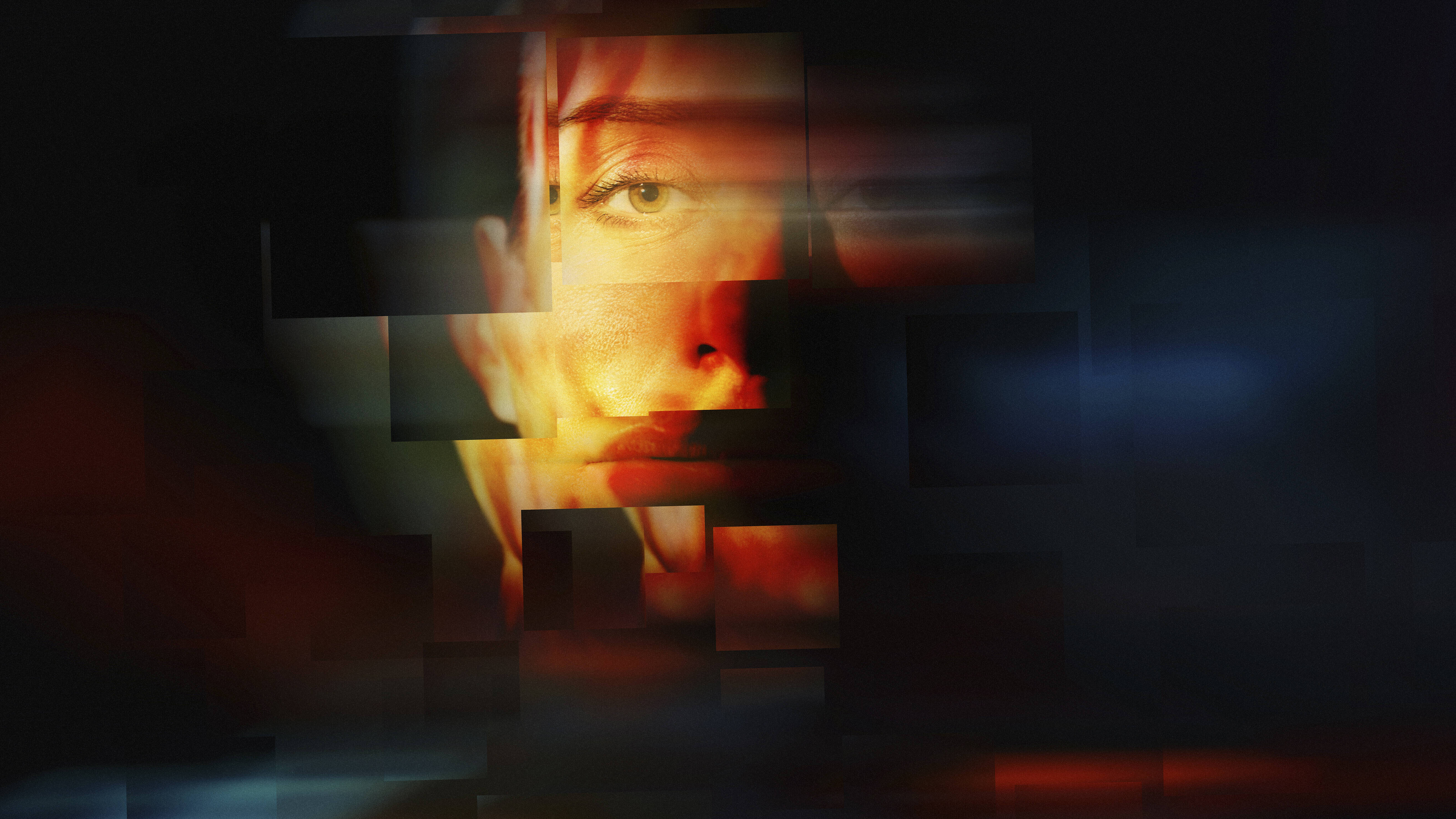 Das Gesicht einer Frau wird durch einen Prisma-Kameraeffekt verzerrt. Es ist nur bruchstückhaft zu erkennen vor einem schwarzen Hintergrund.