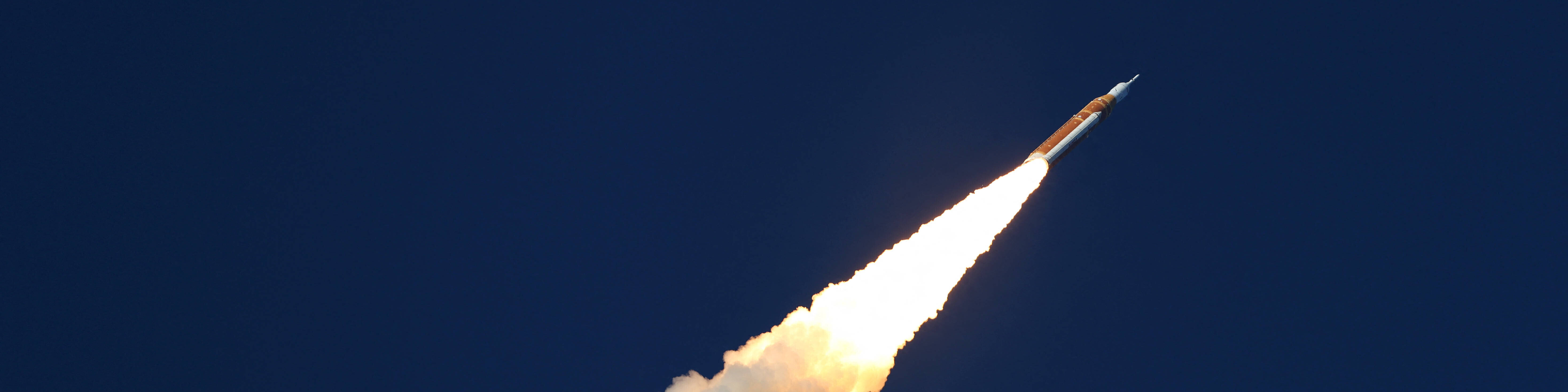 Die SLS-Trägerrakete mit der Orion-Raumkapsel startet zur Artemis-II-Mondmission und zieht einen hellen Schweif hinter sich her