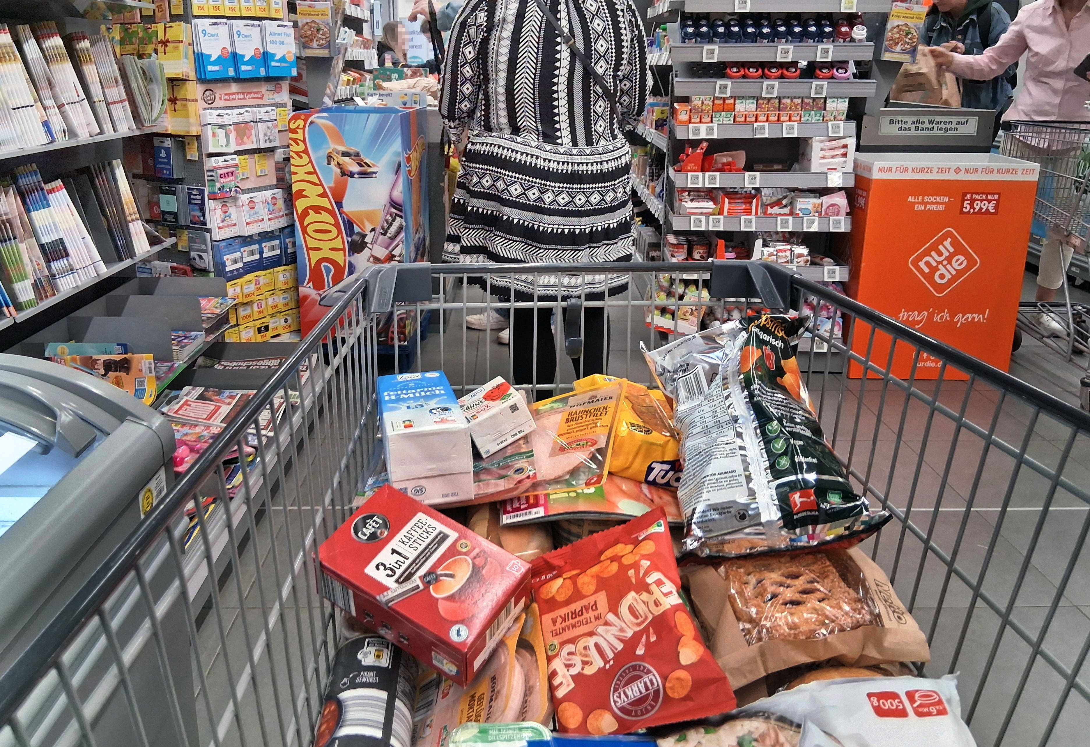 Ein gut gefüllter Einkaufswagen in einem Supermarkt