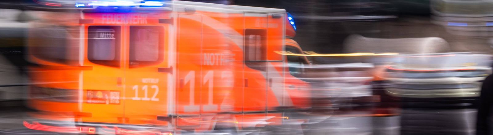 Rettungswagen (RTW) der Berliner Feuerwehr mit Blaulicht unterwegs zu einem Einsatz in Berlin.