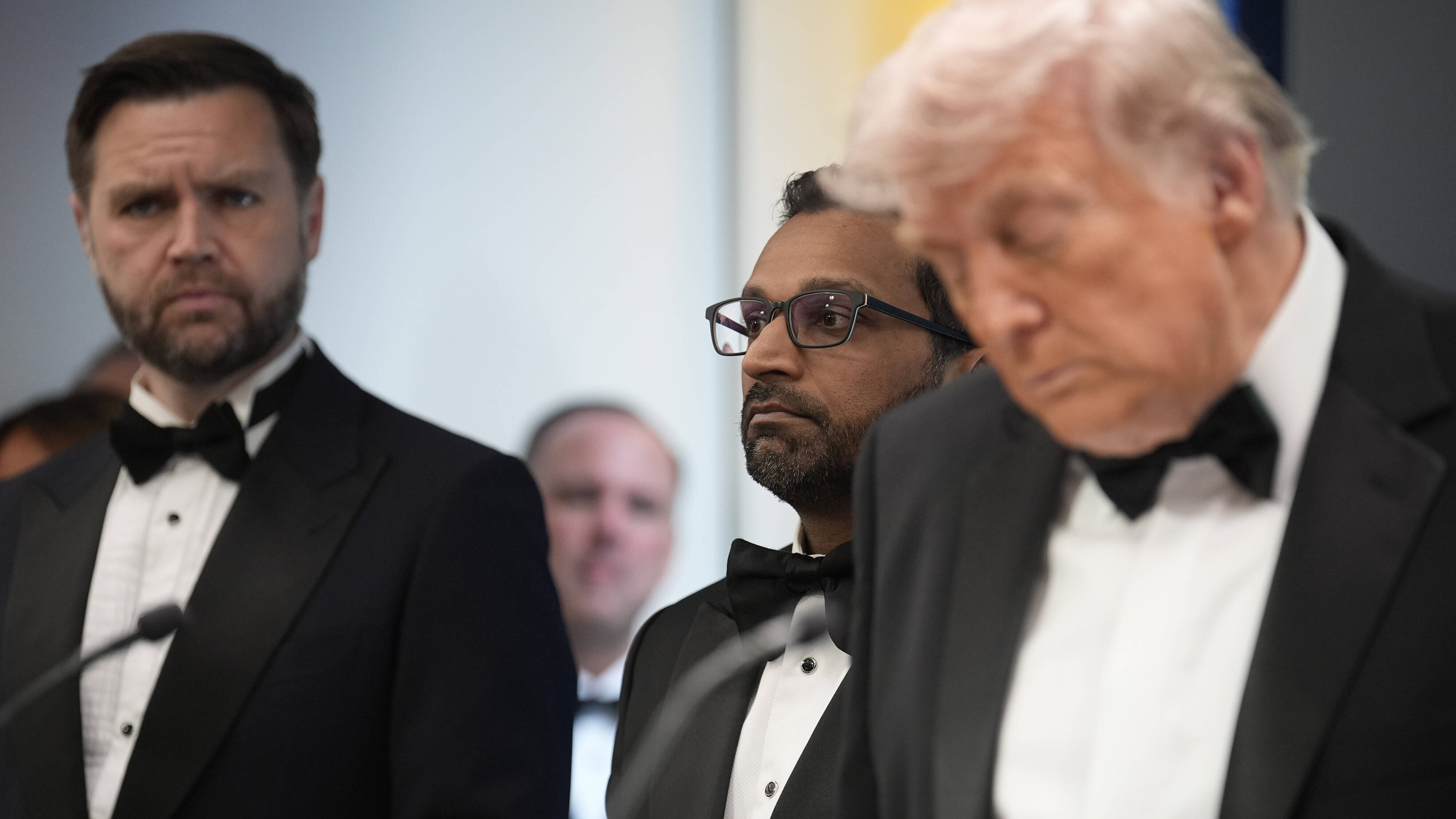 Vizepräsident JD Vance und FBI-Direktor Kash Patel beobachten, wie Präsident Donald Trump eine Rede hält, nachdem am Samstag, dem 25. April 2026, beim jährlichen Abendessen der White House Correspondents Association in Washington, DC, Schüsse gefallen waren.