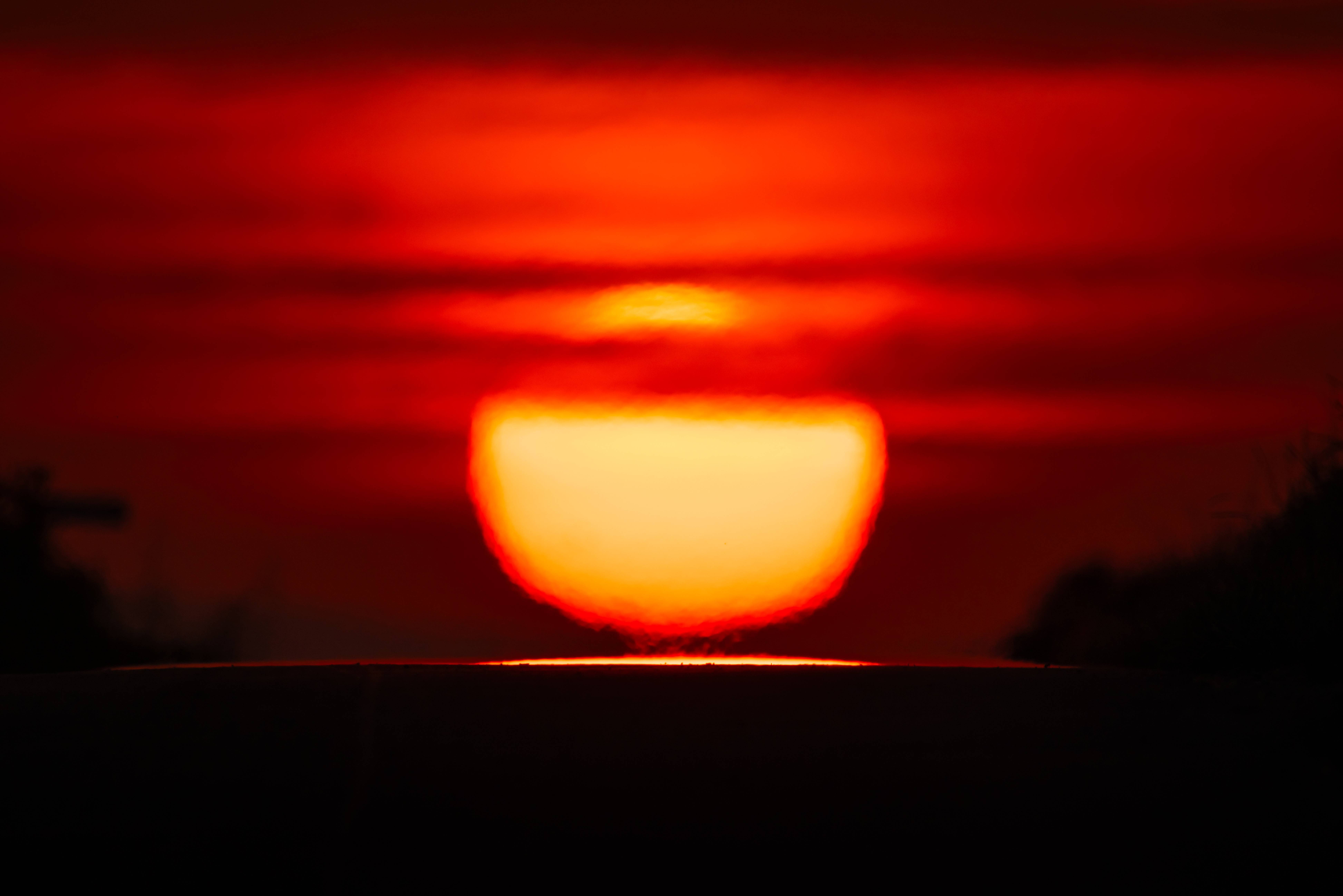 Während der ersten Hitzewelle 2026: Sonnenaufgang über einem Feldweg bei Frankfurt am Main am 27.06.2026