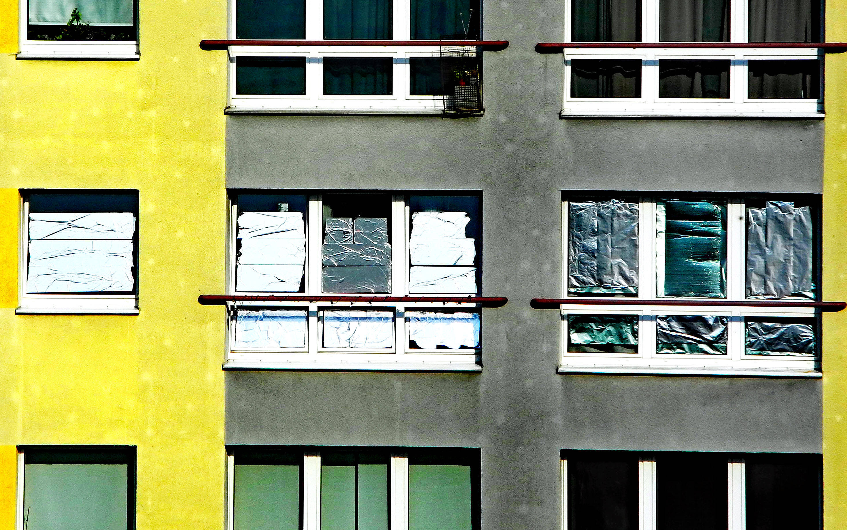 Folienschutz gegen Sonneneinstrahlung bei einem Beton-Plattenbau in Berlin.