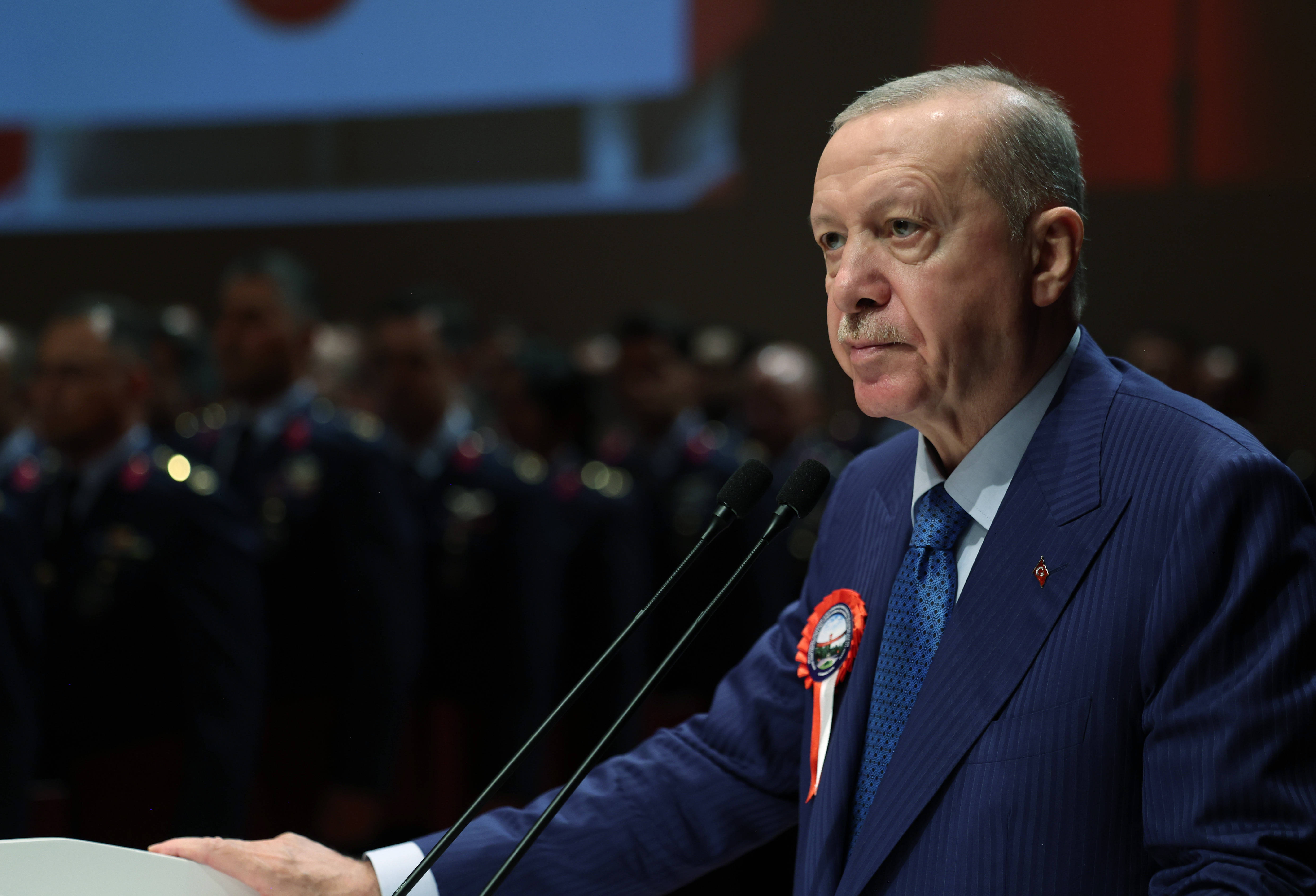 Der türkische Präsident Erdogan steht an einem Rednerpult und blickt in die Ferne. Er spricht an der Nationalen Verteidigungsuniversität (10. Juli 2026)
