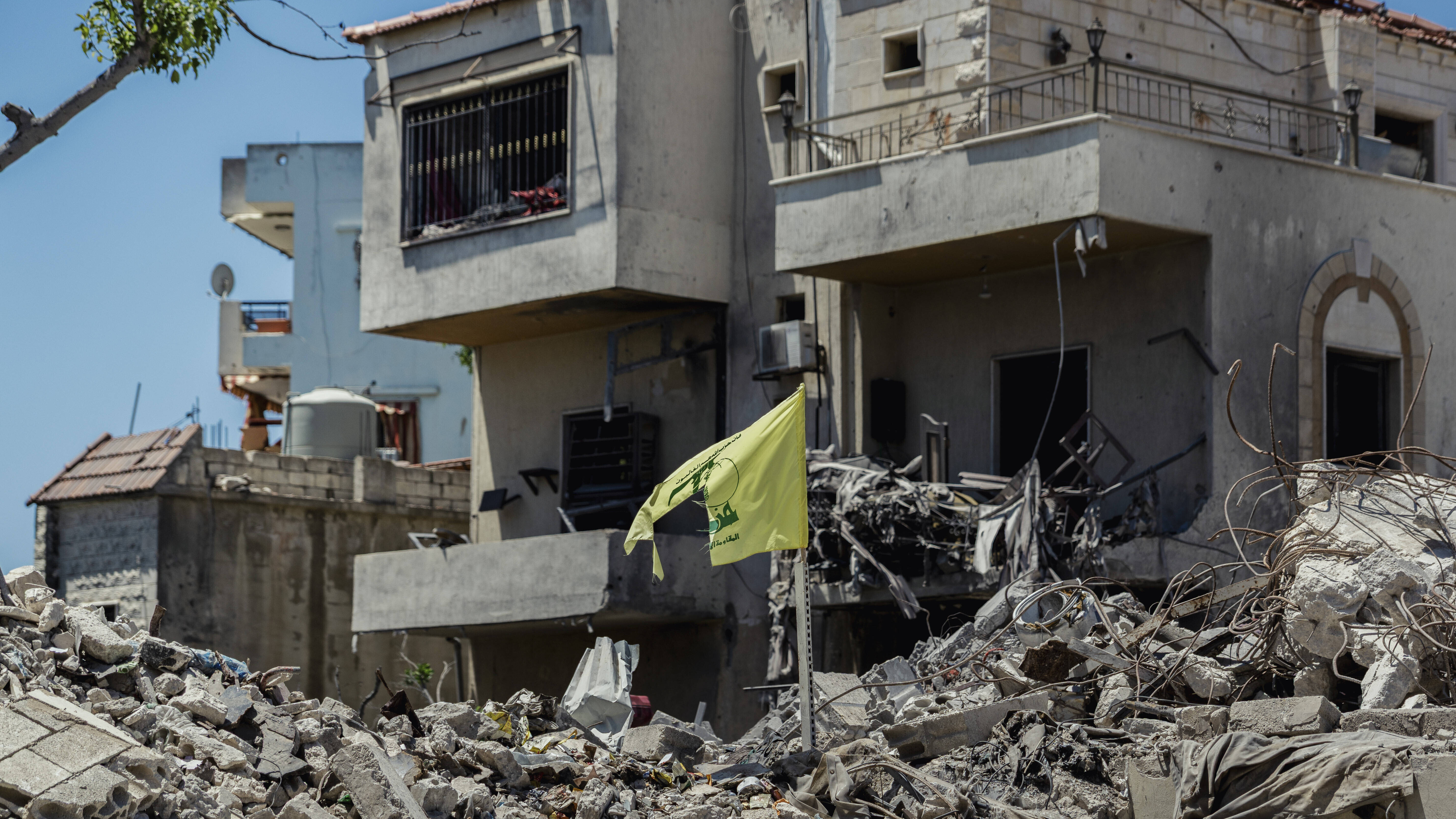 Zerstörung im Südlibanon-Krieg: Eine zerrissene Hisbollah-Flagge steht inmitten der Ruinen zerstörter Wohngebäude in Maifadoun im Südlibanon.