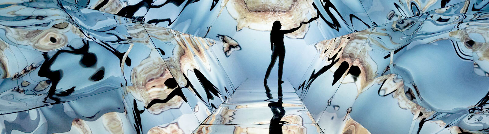 Künstlerin Laura Buckley posiert in ihrer Kunstinstallation mit dem Titel Fata Morgana , das wie ein Kaleidoskop anmutet.