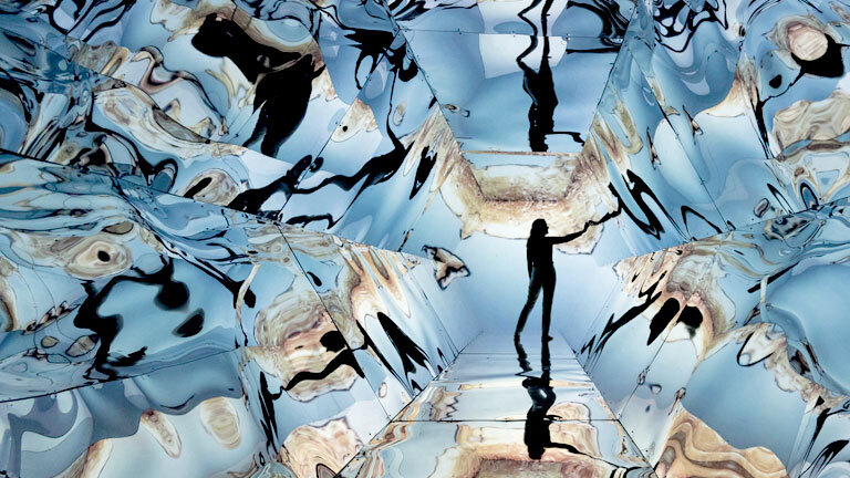 Künstlerin Laura Buckley posiert in ihrer Kunstinstallation mit dem Titel Fata Morgana , das wie ein Kaleidoskop anmutet.