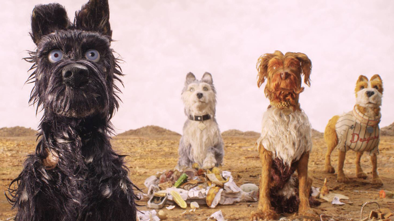 Still aus Wes Andersons Film "Isle of Dogs" - Vier animierte Hunde starren nach vorne.