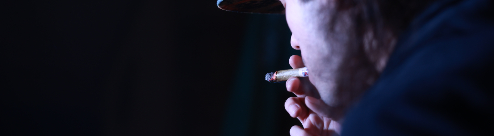 Eine Person mit Joint während einer Demonstration zur Legalisierung von Cannabis unter dem Motto "Cannabis Normal!" am 01. April 2024 am Brandenburger Tor in Berlin.