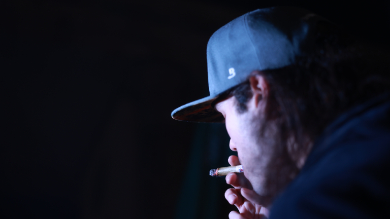 Eine Person mit Joint während einer Demonstration zur Legalisierung von Cannabis unter dem Motto "Cannabis Normal!" am 01. April 2024 am Brandenburger Tor in Berlin.