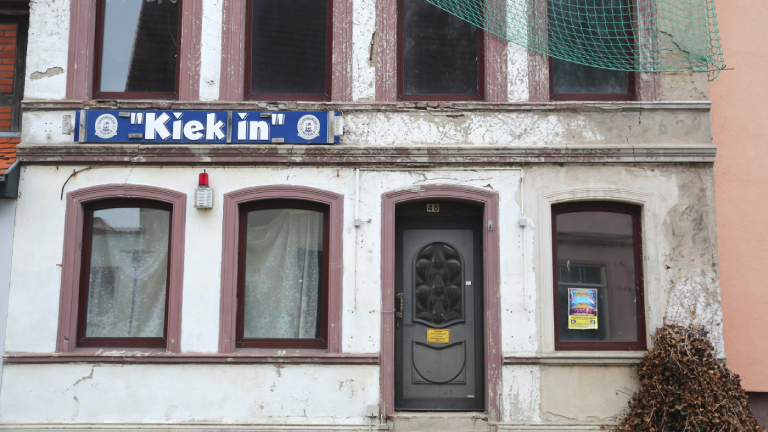 Das war mal eine Kneipe: ein baufälliges Gebäude im Zentrum von Tribsees im Landkreis Vorpommern Rügen
