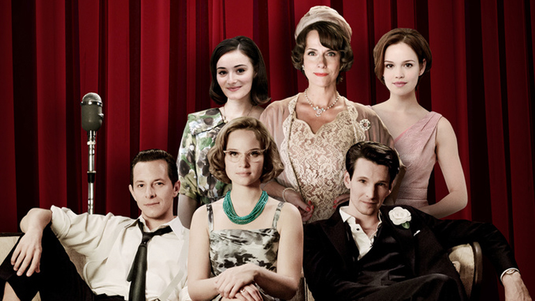 Der Cast von Ku'damm 59: Freddy Donath (Trystan Pütter), Helga von Boost geb. Schöllack (Maria Ehrich), Monika Schöllack (Sonja Gerhardt), Caterina Schöllack (Claudia Michelsen), Joachim Frank (Sabin Tambrea) , Eva Fassbender geb. Schöllack (Emilia Schüle)