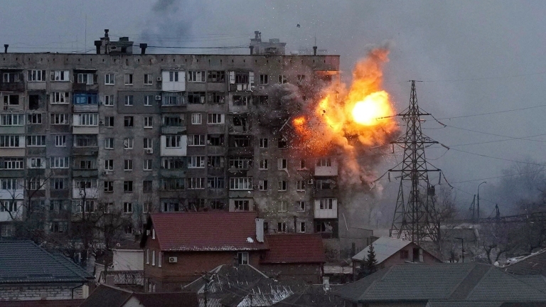 Die Granate eines Panzers explodiert in einer der oberen Etagen eine Wohnhauses.