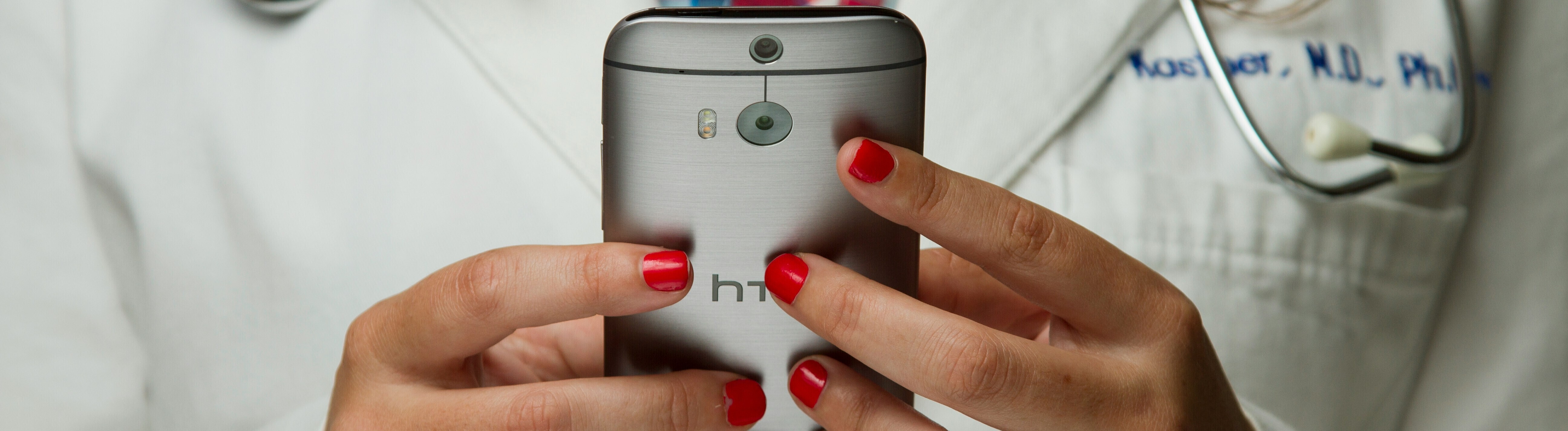 Ein Ärztin hält ein Smartphone