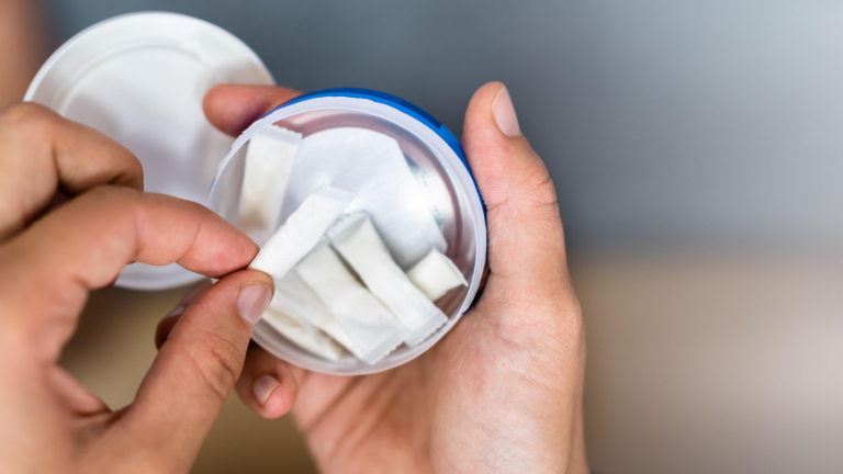 Ohne Tabak aber mit reichlich Nikotin: sogenannte Pouches, die Süchtige sich in den Mund stecken können.