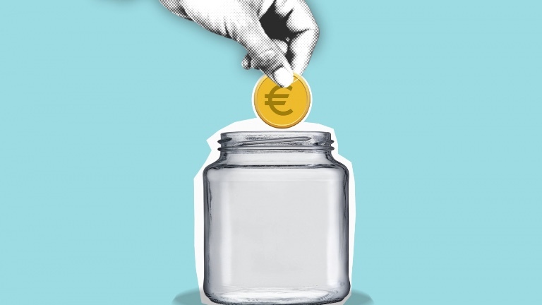 Eine Hand schmeißt eine Euro-Münze in ein leeres Glas. Comiczeichnung.