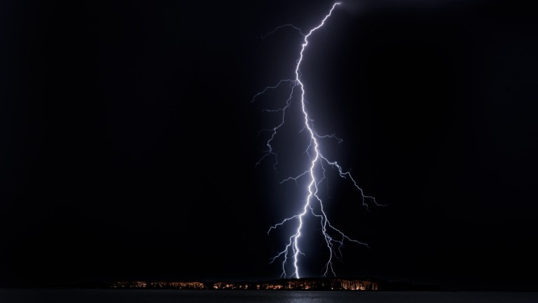 Ein Blitz schlägt ein