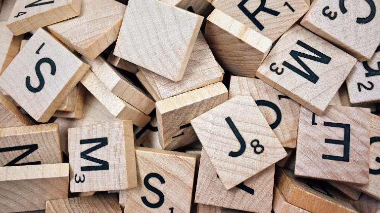 Kleine Holzstücke, auf denen Buchstaben aufgedruckt sind