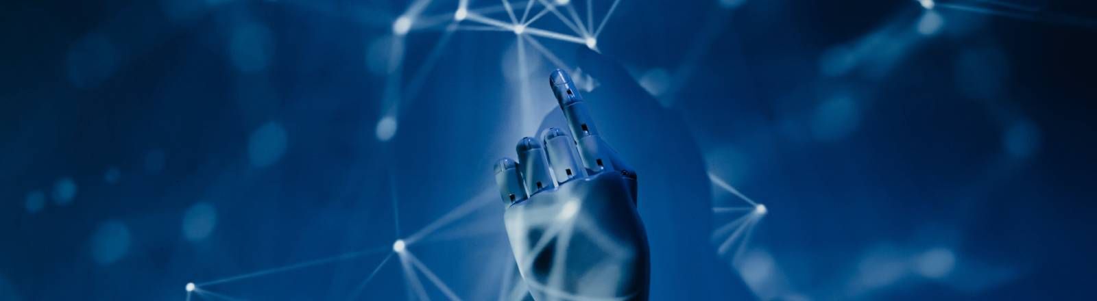 Eine Roboter-Hand zeigt nach oben.