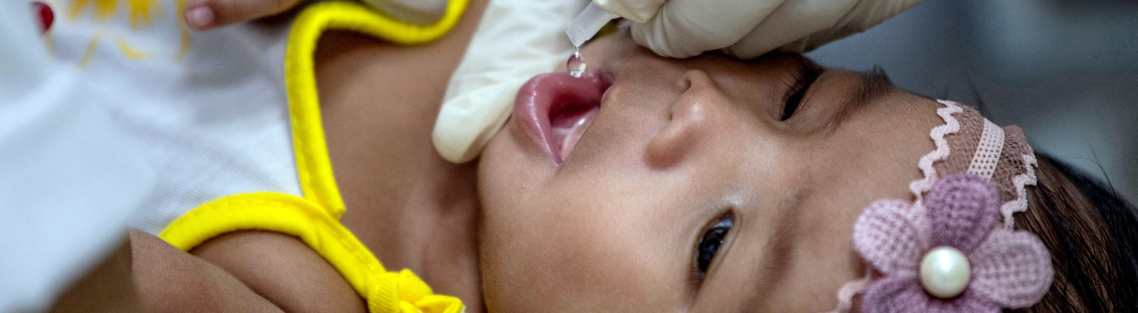 Impfung eines Kindes mit Anti-Polio-Impfstoff in einem Gesundheitszentrum in Manila am 25. Juni 2025