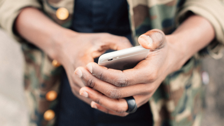 Daumen wischt über Smartphone