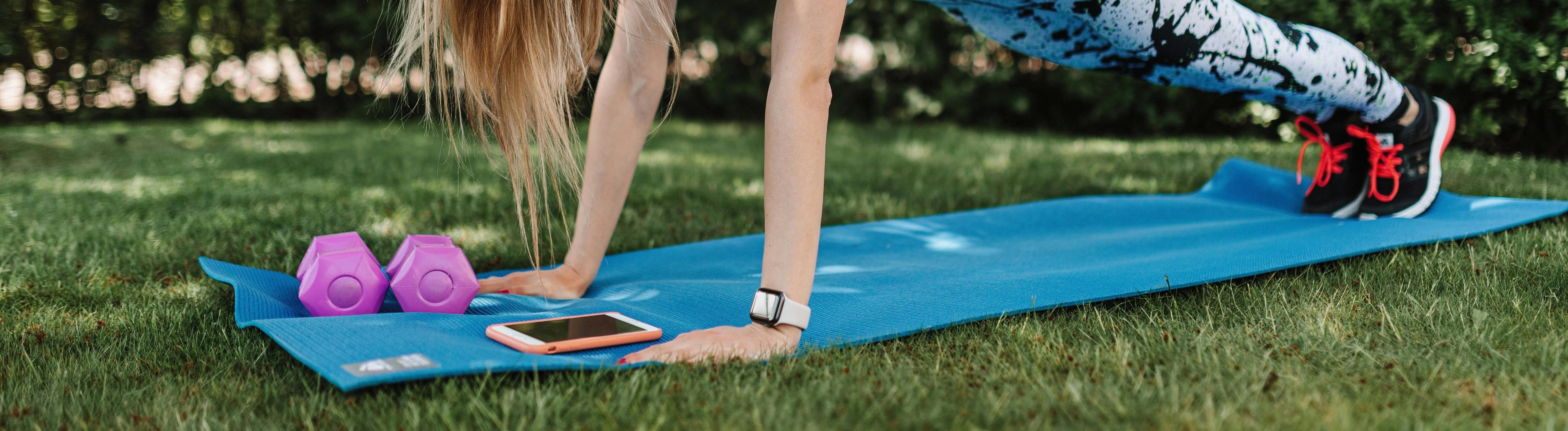 Liegestützen mit App: Das funktioniert draußen auf der Matte und manchmal – wenn niemand guckt – sogar im Büro.