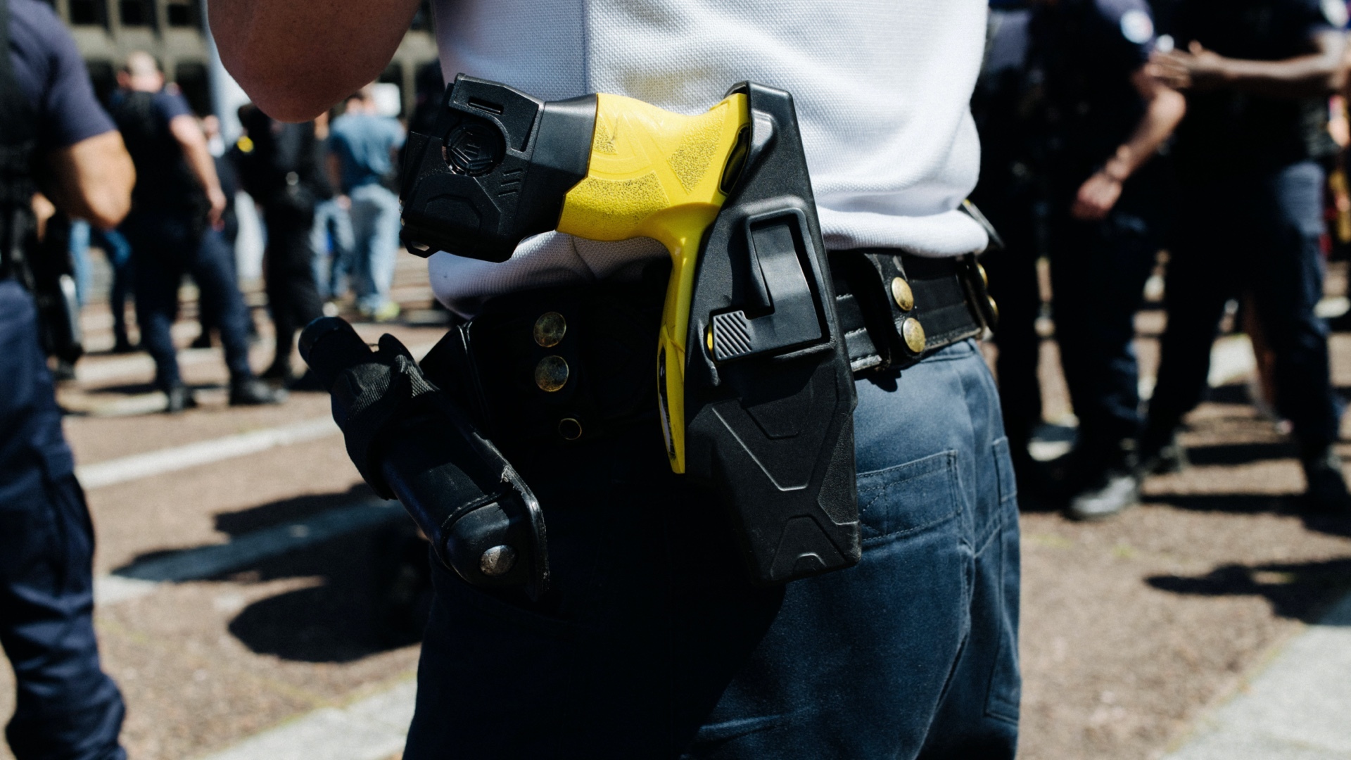 Gelber Taser am Gürtel eines Polizisten 22.6.2020