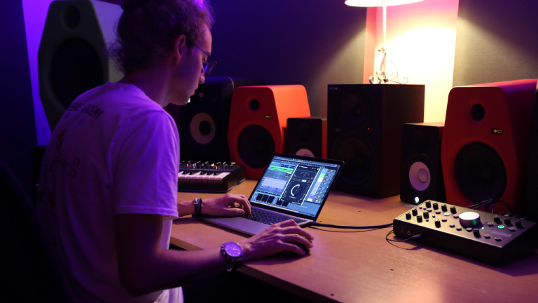 Ein Mann bedient eine Musiksoftware