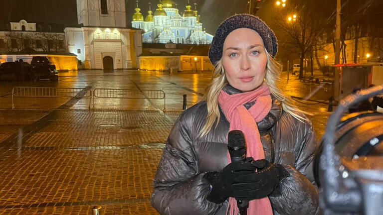 Die Journalistin Anna Kosjuchenko bei ihrer Arbeit in Kiew