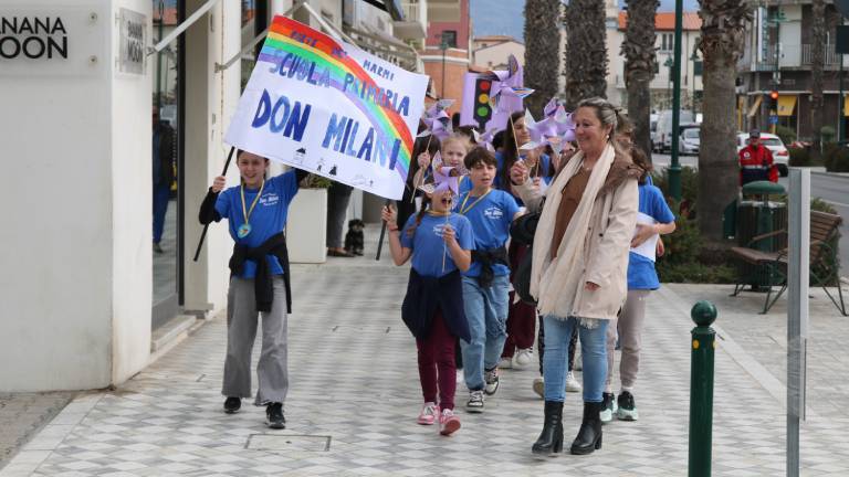 Forte dei Marmi, Lucca, Italien: Schulkinder machen eine Demonstration für Gesetzmäßigkeit. Sie gedenken damit der Mafia-Opfer.