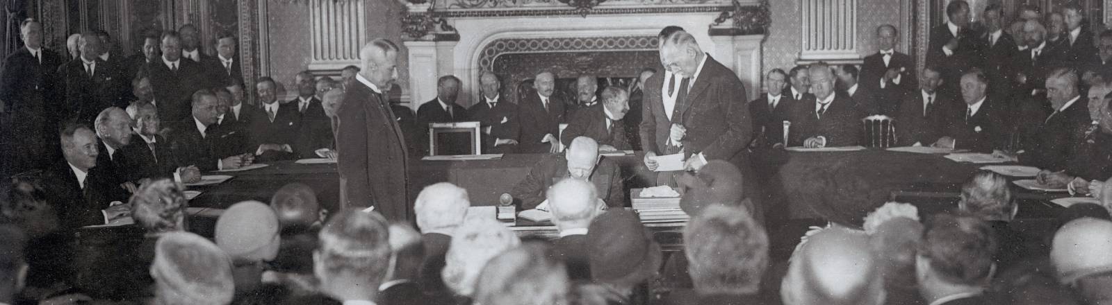 Der deutsche Minister Gustav Stresemann unterzeichnet den Locarno-Pakt 1925 in Locarno.