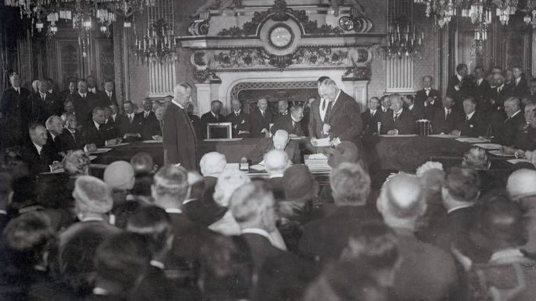 Der deutsche Minister Gustav Stresemann unterzeichnet den Locarno-Pakt 1925 in Locarno.