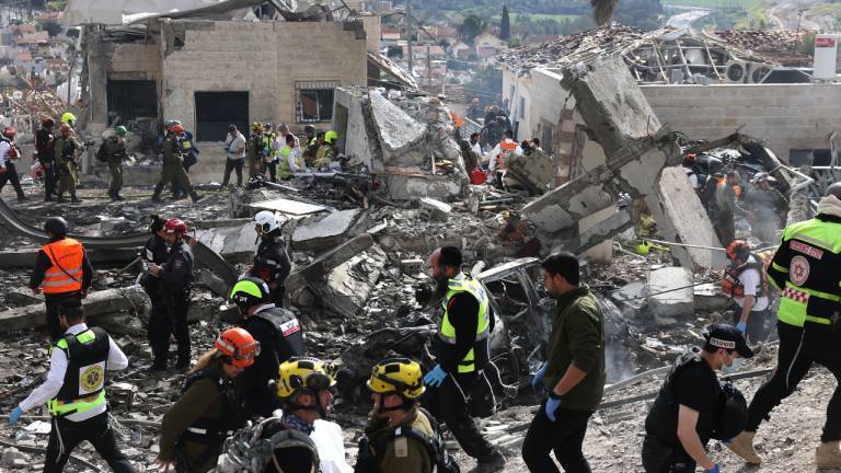 Einsatzkräfte des israelischen Rettungsdienstes untersuchen am 1. März 2026 den Ort eines Raketenangriffs in der Nähe von Bet Schemesch, etwa 30 Kilometer westlich von Jerusalem.