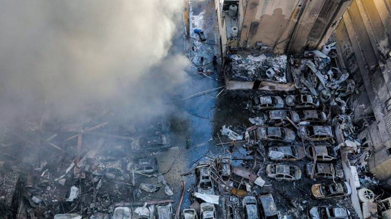 Feuerwehrleute versuchen, einen Brand nach einem israelischen Angriff im Beiruter Stadtteil Corniche al-Mazraa zu löschen.