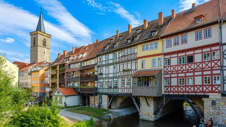 Die Krämerbrücke in Erfurt. Sie diente als bewohnte Brücke und Handelsplatz auf der Via Regia, einer mittelalterlichen Königs- und Handelsstraße, die Europa von Ost nach West durchzog.