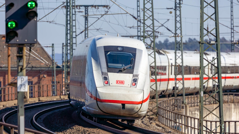 Nach dem Ende eines Streiks der Gewerkschaft Deutscher Lokomotivführer fährt ein ICE-Zug. Nun streikt die Gewerkschaft erneut.