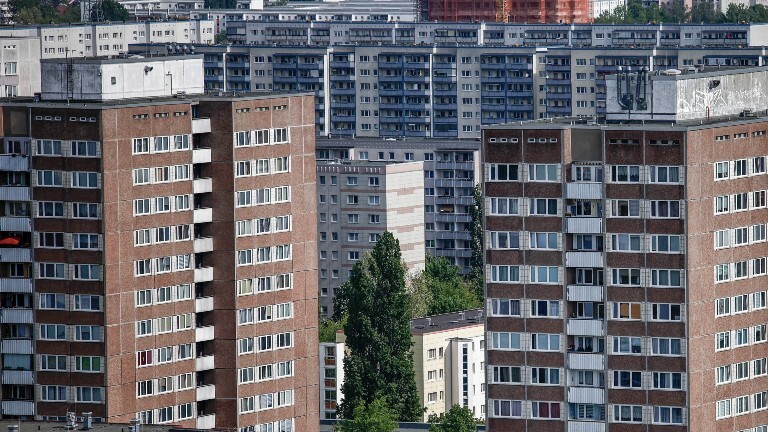 Das Bild zeigt Hochhäuser des Berliner Stadtteils Marzahn
