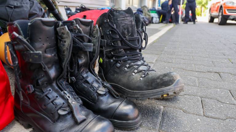 Ausrüstung steht auf dem Gelände der Feuerwehr Bonn, die Feuerwehrleute warten auf die Abfahrt zu einem Waldbrand-Einsatz in Spanien. Am Mittag haben sich 67 Feuerwehrleute aus Nordrhein-Westfalen und Niedersachsen auf den Weg gemacht, um bei der Bekämpfung der verheerenden Waldbrände in Südeuropa zu helfen.