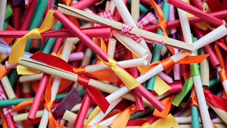 Ein Haufen bunter Lose, die jeweils mit bunten Bändchen verknotet sind.