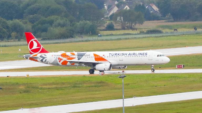 Landung von einem Flugzeug der Turkish Airlines mit Afghanen in Hannover.