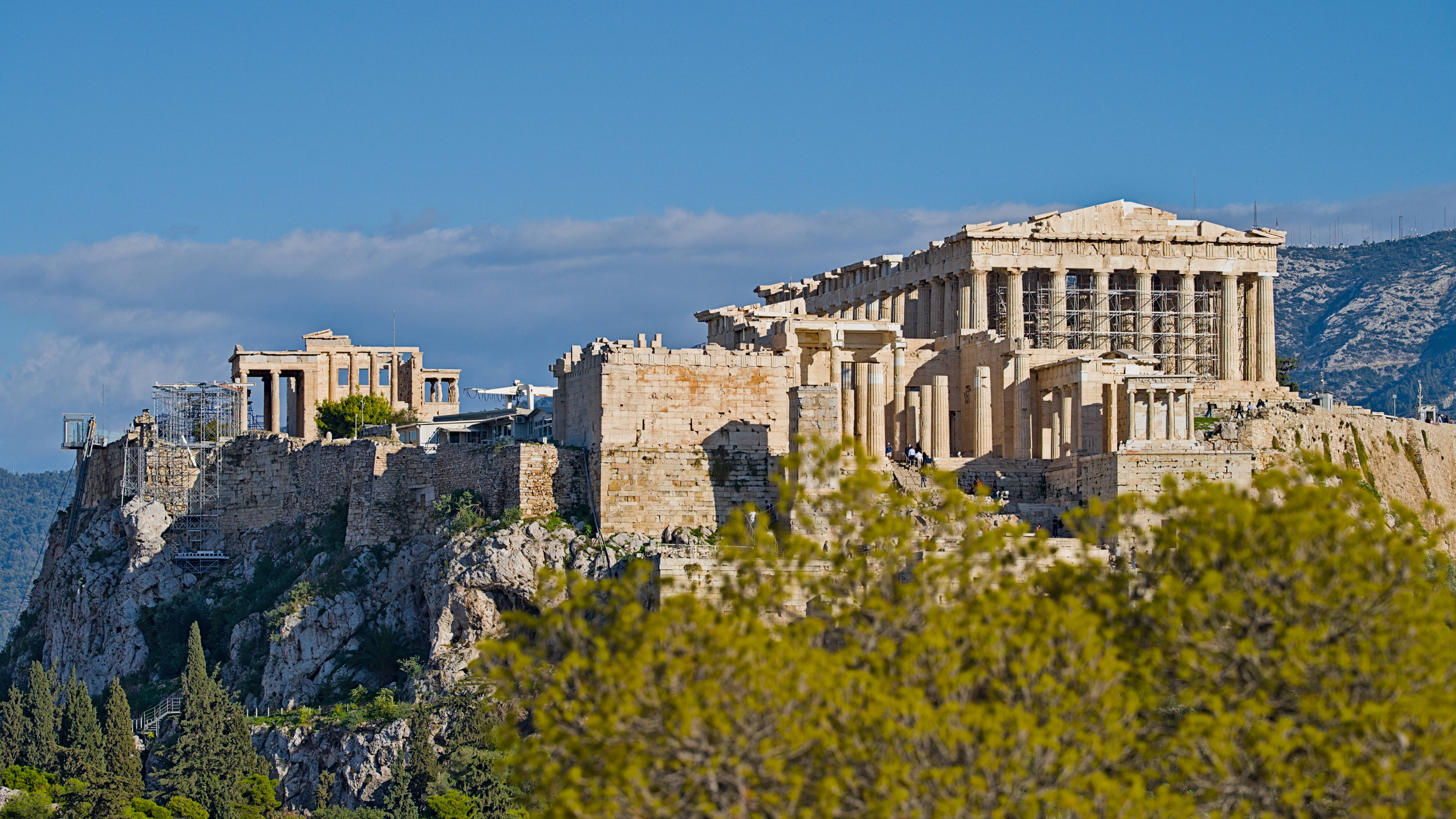 Die Akropolis in Athen mit Gerüst an der Stirnseite.