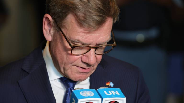 USA: Deutschlands Bundesaußenminister Johann Wadephul spricht vor Reportern am „Stakeout“ der Generalversammlung, nachdem Deutschland bei seiner Bewerbung um einen nichtständigen Sitz im UN-Sicherheitsrat für die Amtszeit 2027–2028 unterlegen war – wobei aus der Gruppe der Westeuropäischen und anderen Staaten Österreich und Portugal gewählt wurden –, am UN-Hauptquartier. New York, USA.