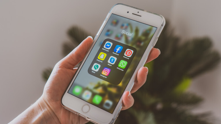 Verschiedene Social-Media-Apps auf einem Smartphone-Display