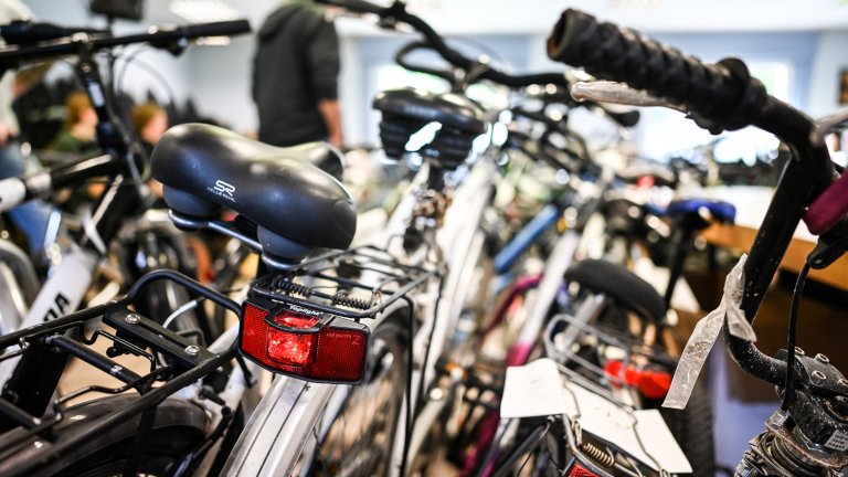 Zahlreiche gebrauchte Fahrräder stehen zum Verkauf bereit