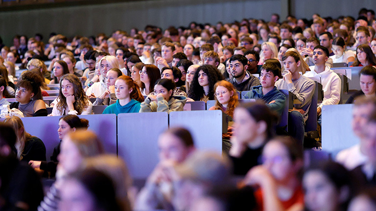 Studierende im großen Hörsaal am Tag der Erstsemesterbegrüßung zum Wintersemester 2023/24 an der Uni Köln.