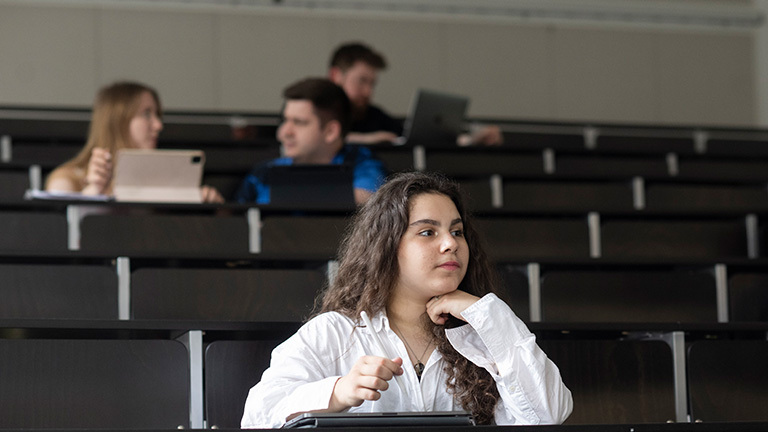 Adela Poteri sitzt in der Leibniz Universität Hannover in der Mathematik-Vorlesung. Die hochbegabte 13-jährige geht eigentlich auf das Gymnasium, besucht aber jetzt schon die Mathematik-Vorlesungen an der Uni und besteht die Prüfungen problemlos.