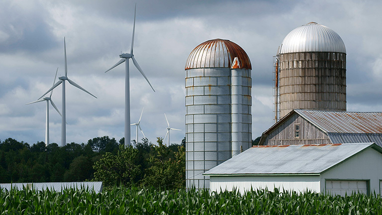Ein Symbolbild zur Energiewende zeigt Windmühlen auf einer Wiese