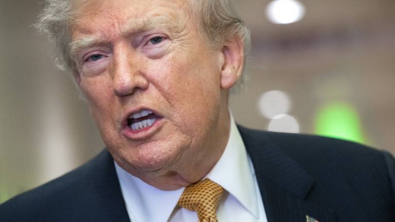 Ein Foto des US-Präsidenten Donald Trump während des Rückflugs in die USA von der Mildenhall Air Force Base im Vereinigten Königreich – nachdem er von der alten VC-25A Air Force One auf die neuere VC-25B Bridge Air Force One gewechselt ist